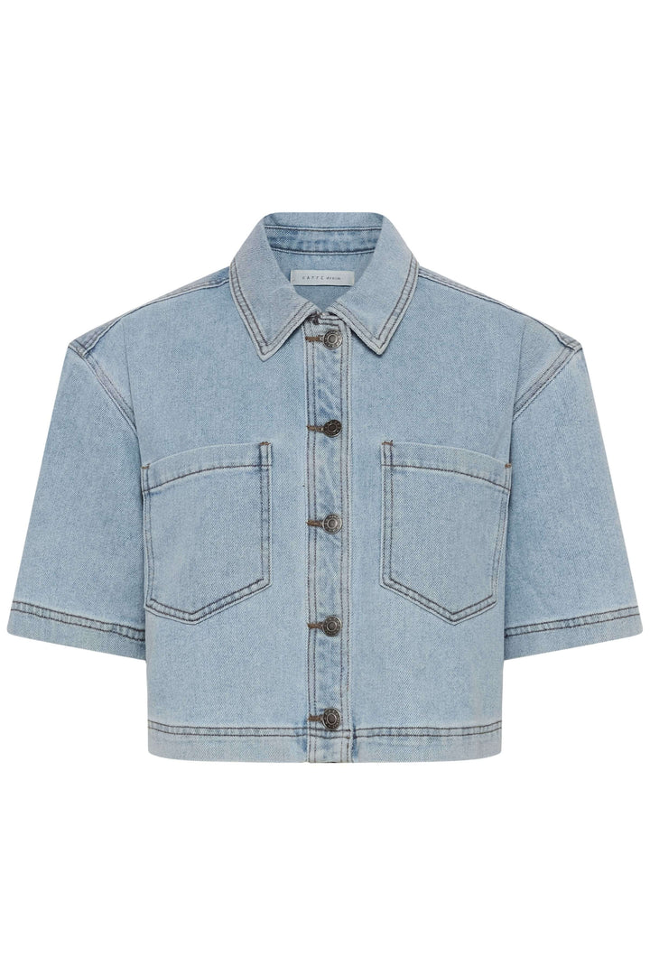 Veste courte en denim à manches courtes avec col classique, fermeture boutonnée, et poches poitrine plaquées.