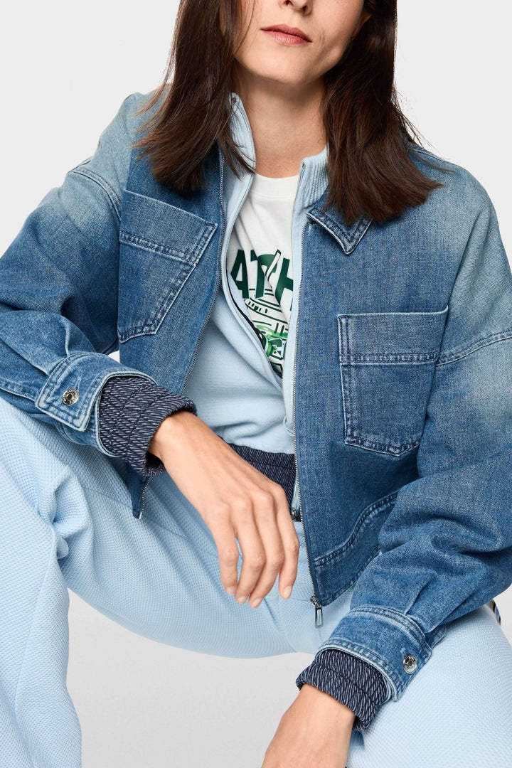 Veste courte en jean avec fermeture éclair, coupe ample, poches plaquées, denim souple pour un style moderne et confort quotidien.