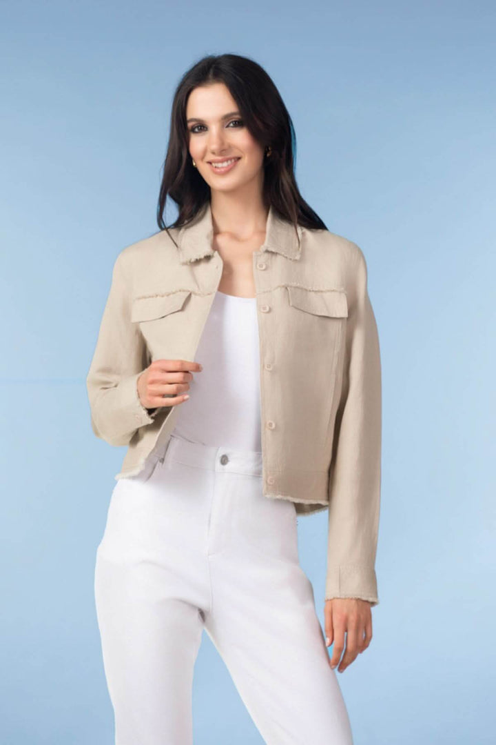 Femme portant une veste courte à finitions effilochées, silhouette moderne et élégante, coupe droite, tissu fluide, tenue polyvalente.