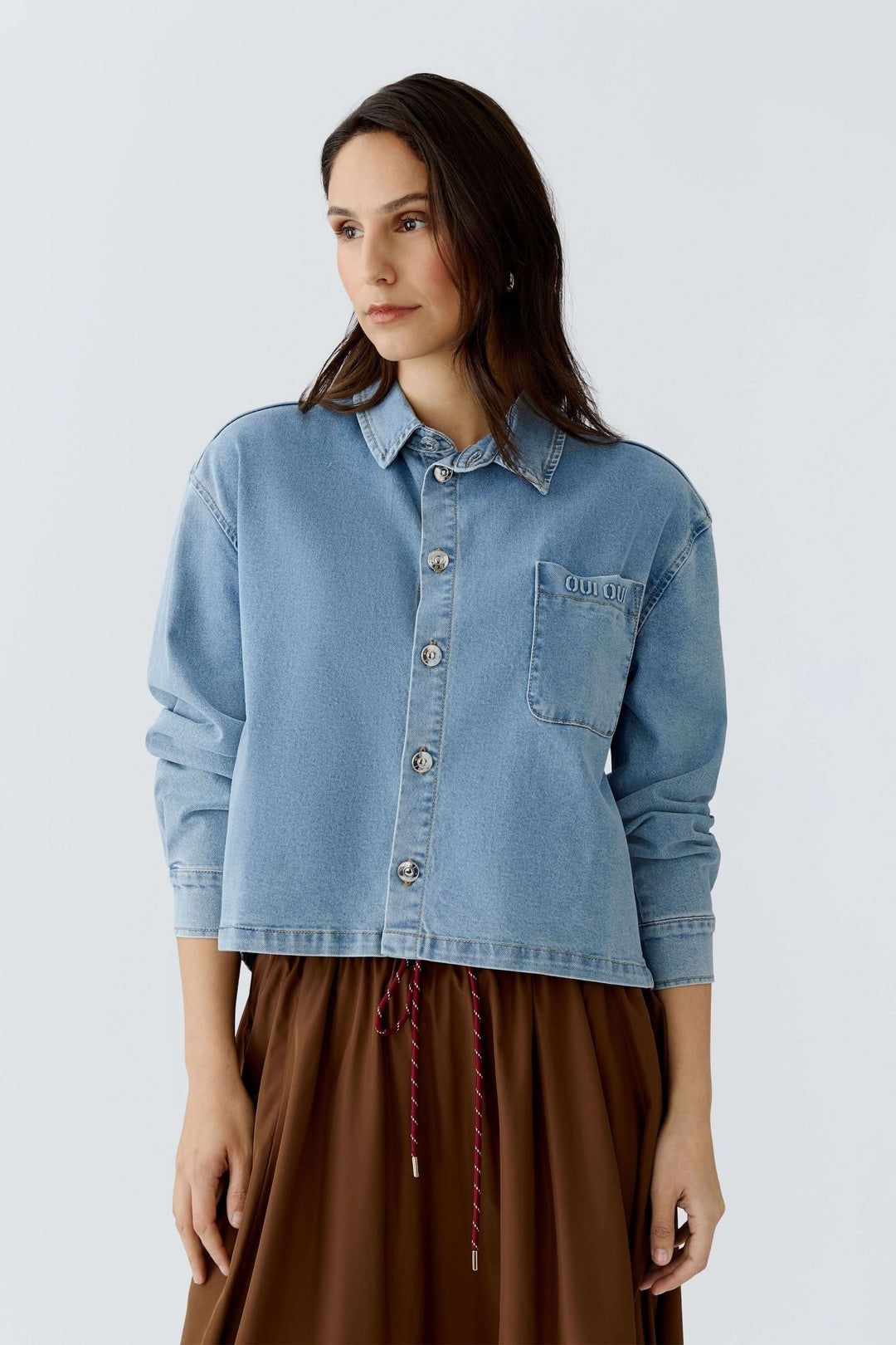 Veste en denim pour femme avec coupe droite, longueur raccourcie et fermeture boutonnée, idéale pour un style décontracté et moderne.
