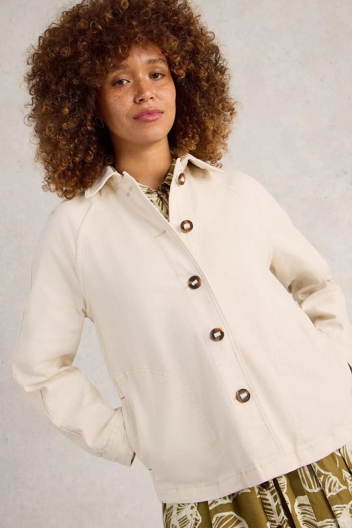 Veste en denim Eden à col avec coupe droite et fermeture boutonnée portée par une femme, idéale pour un look casual ou soigné.