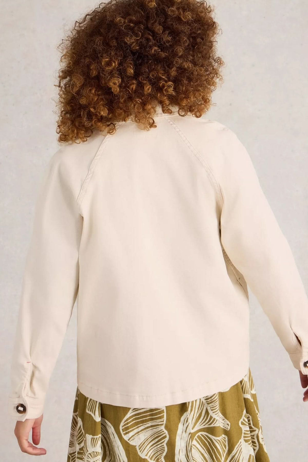 Veste en denim Eden à col vue de dos montrant sa coupe droite et structurée, idéale pour un style casual ou soigné.