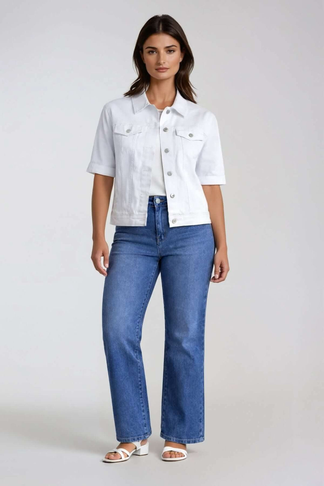 Veste en denim manches courtes, moderne et estivale, avec coupe structurée, manches courtes et col chemise, idéale pour superpositions.