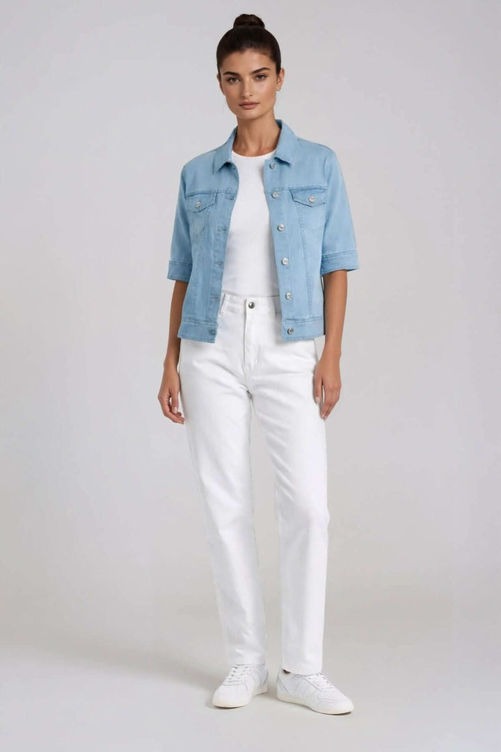 Femme portant une veste en denim manches courtes avec une coupe moderne et des détails structurés, parfait pour un look estival décontracté.