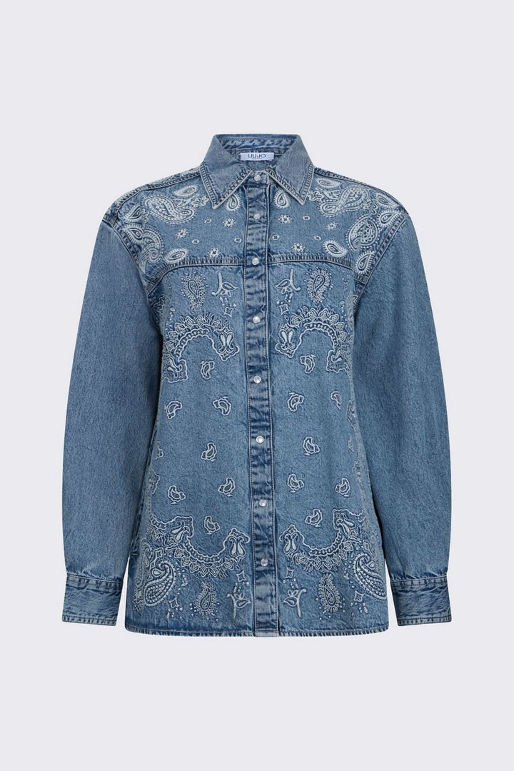Veste en jean imprimée à boutons pression au design moderne et audacieux, avec motif décoratif et coupe droite.