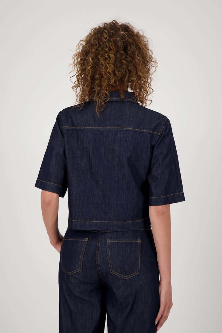 Veste en jean courte à manches évasées, vue arrière, style casual-chic, couleur denim, élégante et moderne.