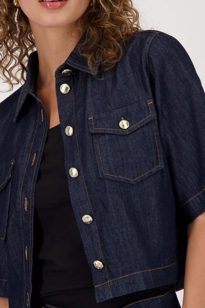 Veste en jean courte avec manches évasées et fermeture boutonnée, style casual-chic, couleur denim.