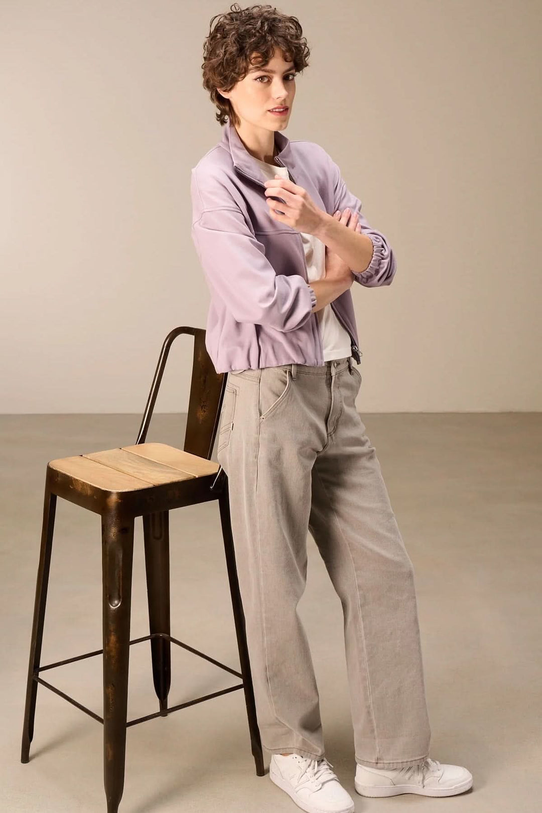 Veste en sweat avec fermeture éclair légère et moderne pour la mi-saison, présentant une silhouette décontractée et un col montant structuré.