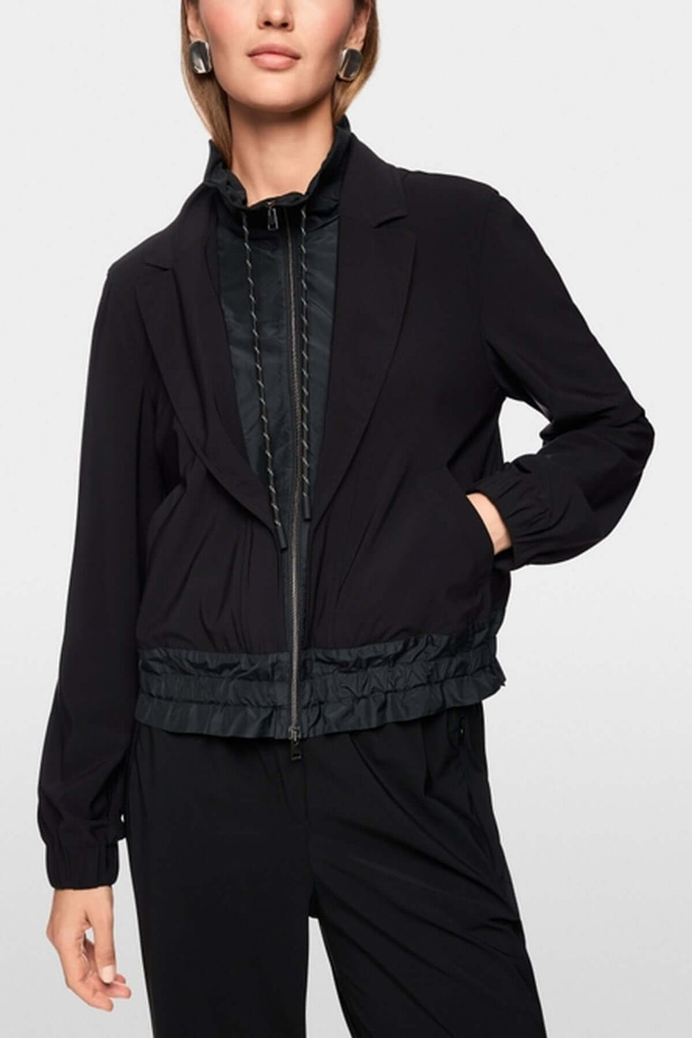 Veste légère noire avec col à revers et fermeture éclair, style sportif et élégant, poignets élastiques et poches latérales.