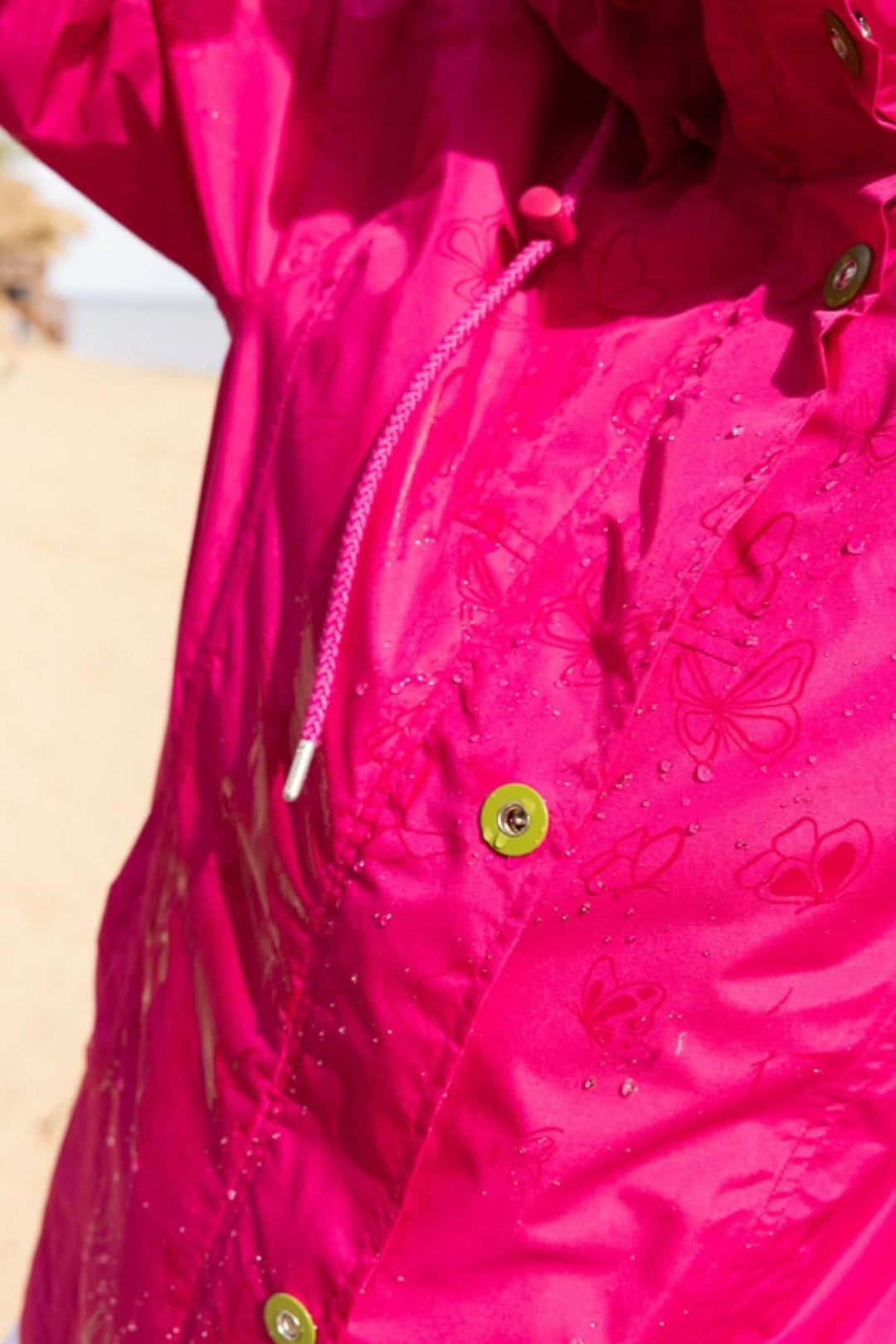 Veste légère à capuche en tissu résistant aux intempéries pour le plein air avec design moderne et confortable.