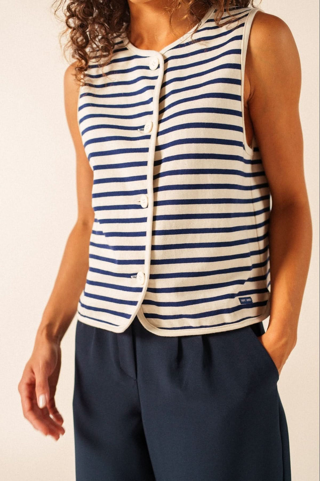Veste rayée GOUVILLE sans manches à rayures marines avec coupe droite et fermeture boutonnée, idéale pour une garde-robe estivale.