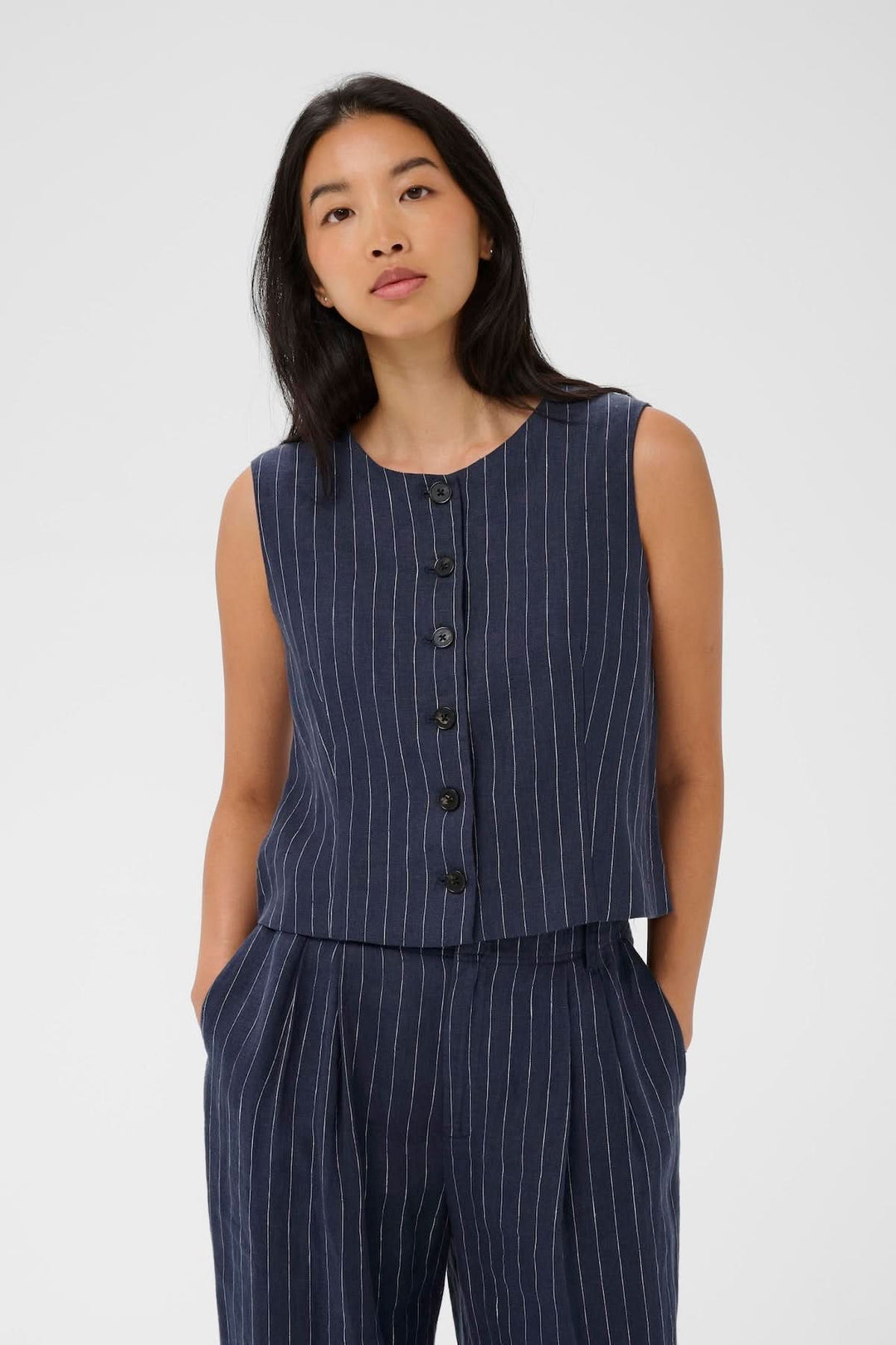 Veste sans manches Azania avec motif rayé vertical et fermeture boutonnée, idéale pour une tenue contemporaine élégante.