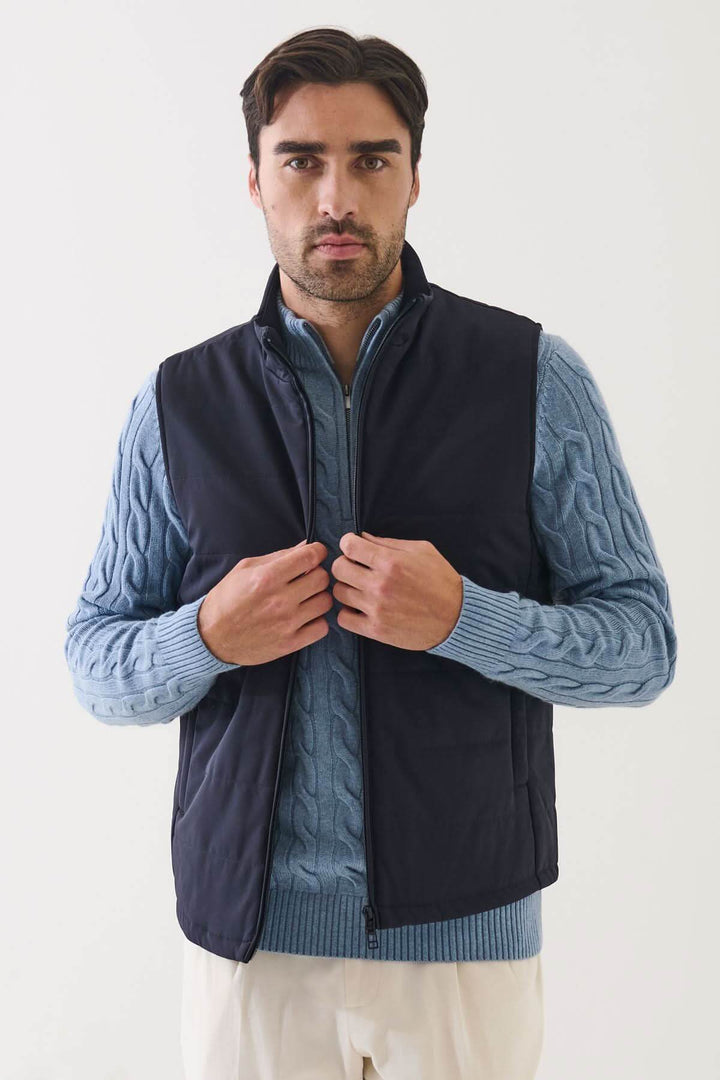 Homme portant une Veste sans manches matelassée Nucleo en tissu technique élégante et polyvalente.