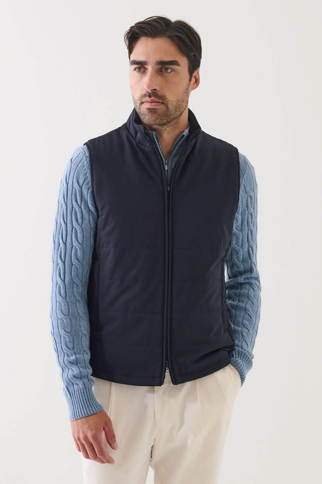 Homme portant la Veste sans manches matelassée Nucleo en tissu technique, idéal pour confort et élégance décontractée.