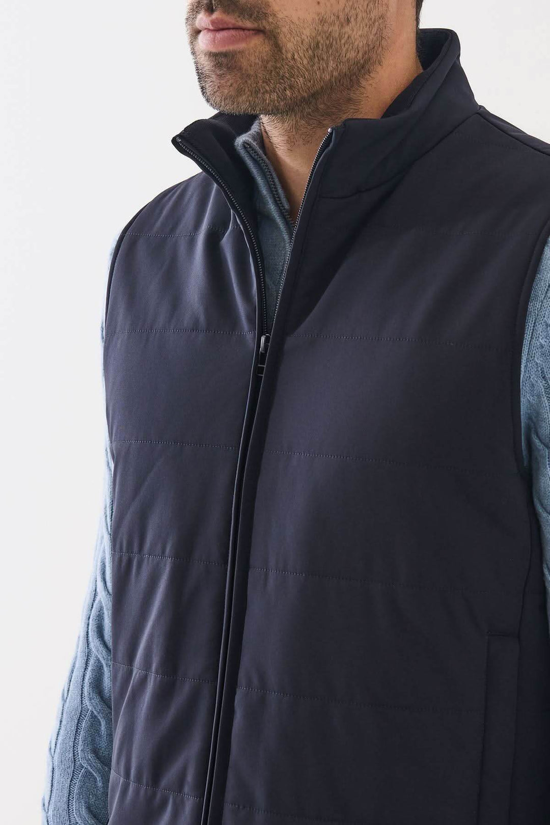 Homme portant la Veste sans manches matelassée Nucleo en tissu technique, style moderne et élégant, idéale pour superposition.