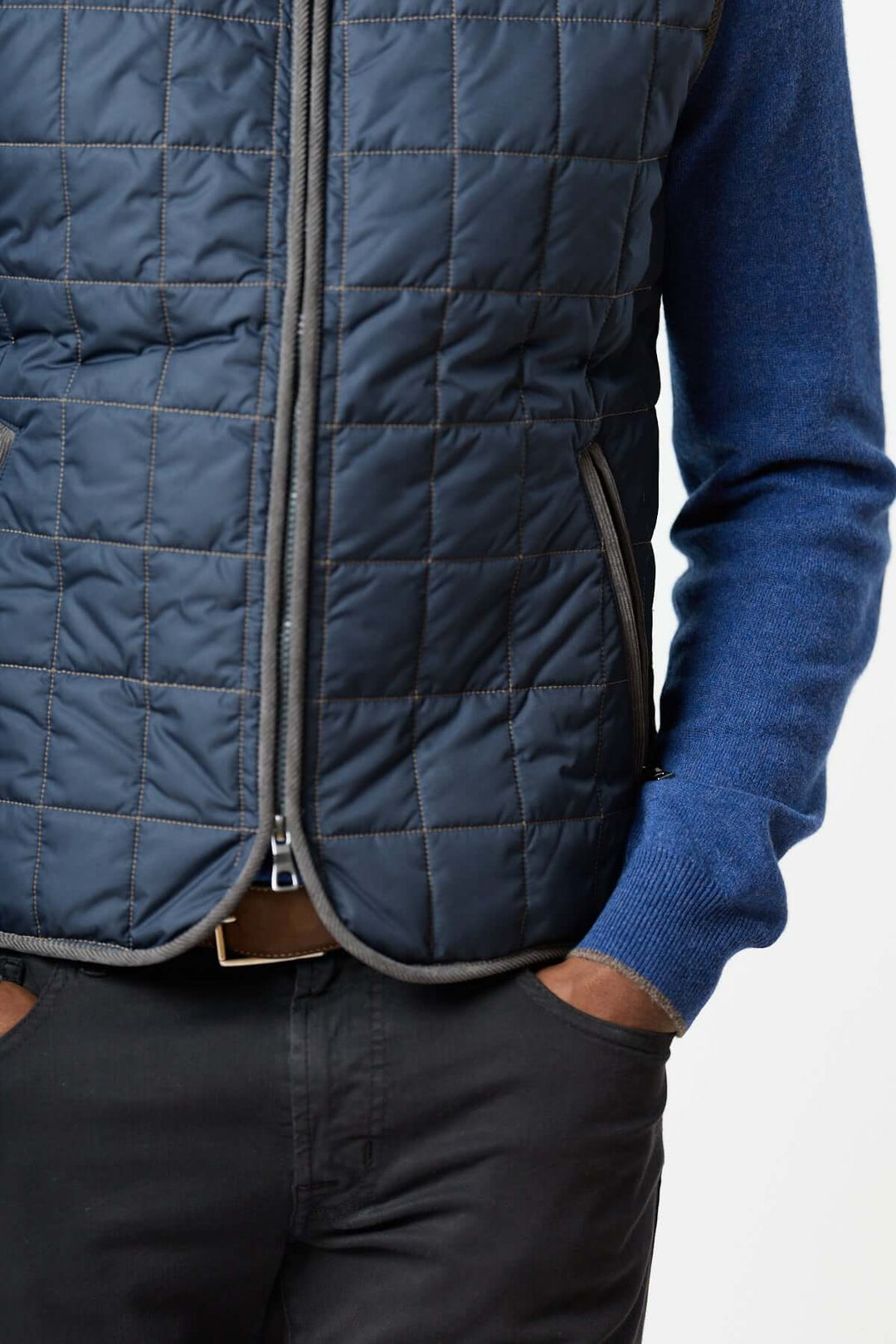 Veste sans manches matelassée avec détails en velours côtelé, offrant une silhouette élégante et texturée pour un style intemporel.