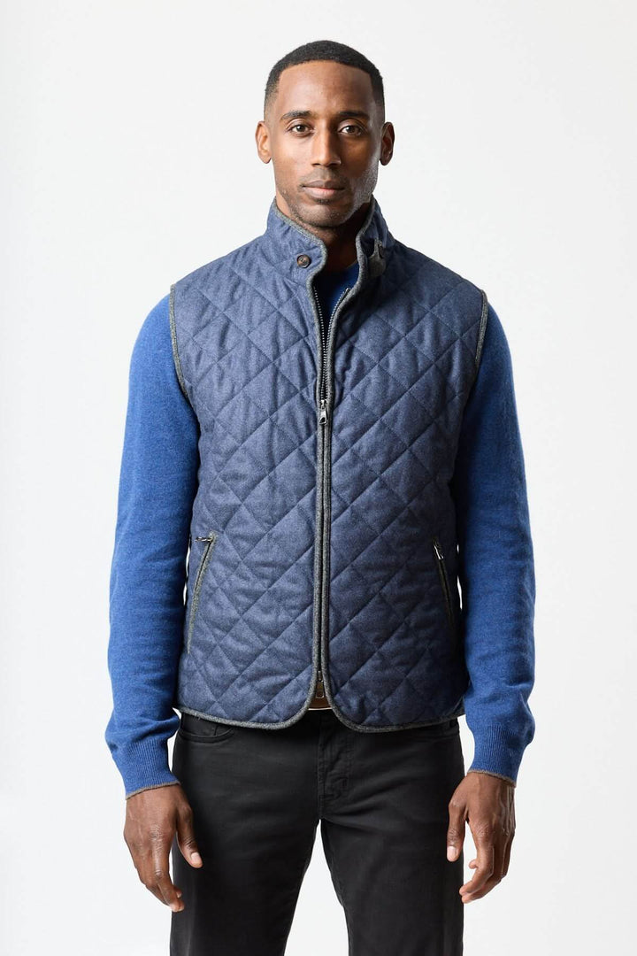Homme portant une veste sans manches matelassée en laine Vitale Barberis de couleur bleue, élégance italienne moderne.