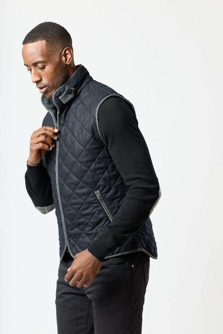 Homme portant une veste sans manches matelassée en laine Vitale Barberis, élégance italienne moderne et fonctionnelle.