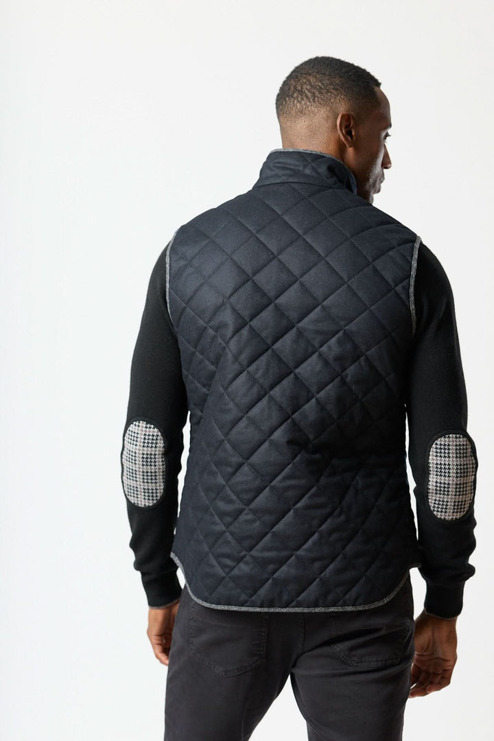Homme portant une veste sans manches matelassée en laine Vitale Barberis, vue de dos, élégance italienne et texture douce.