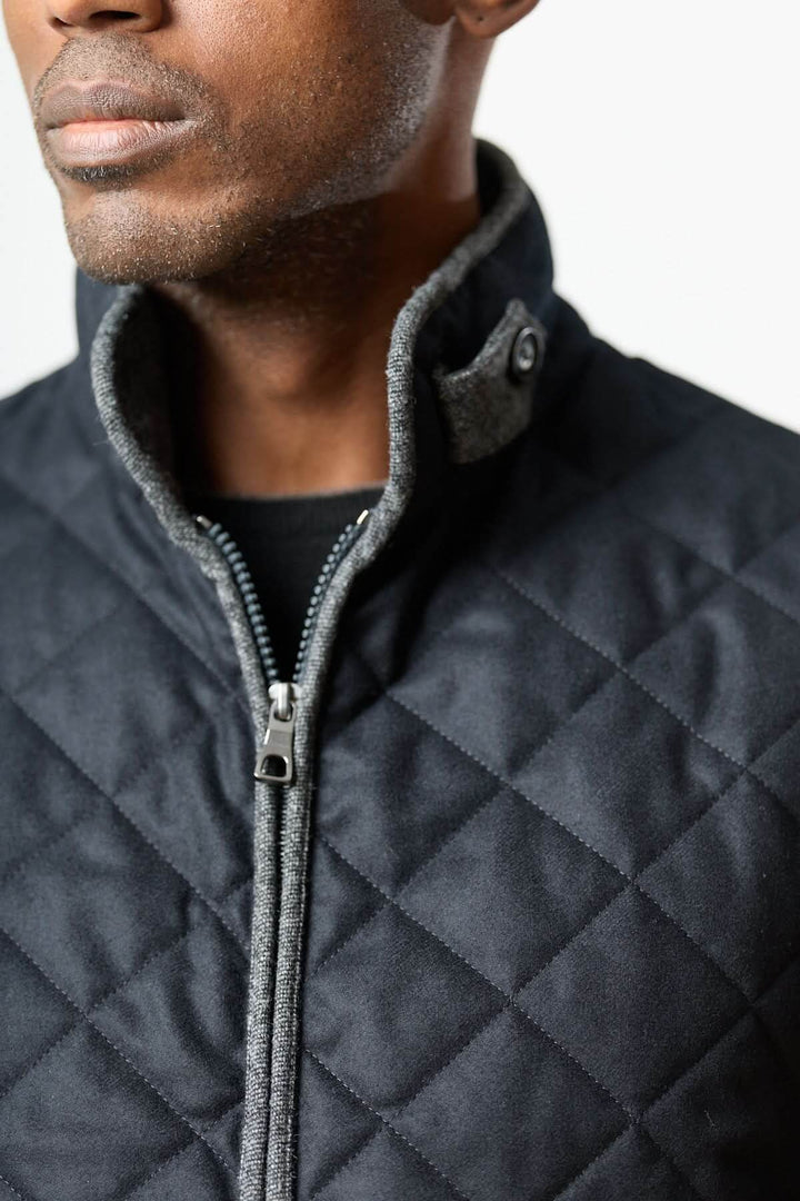 Veste sans manches matelassée en laine Vitale Barberis avec col montant boutonné, élégance italienne moderne et fonctionnelle.