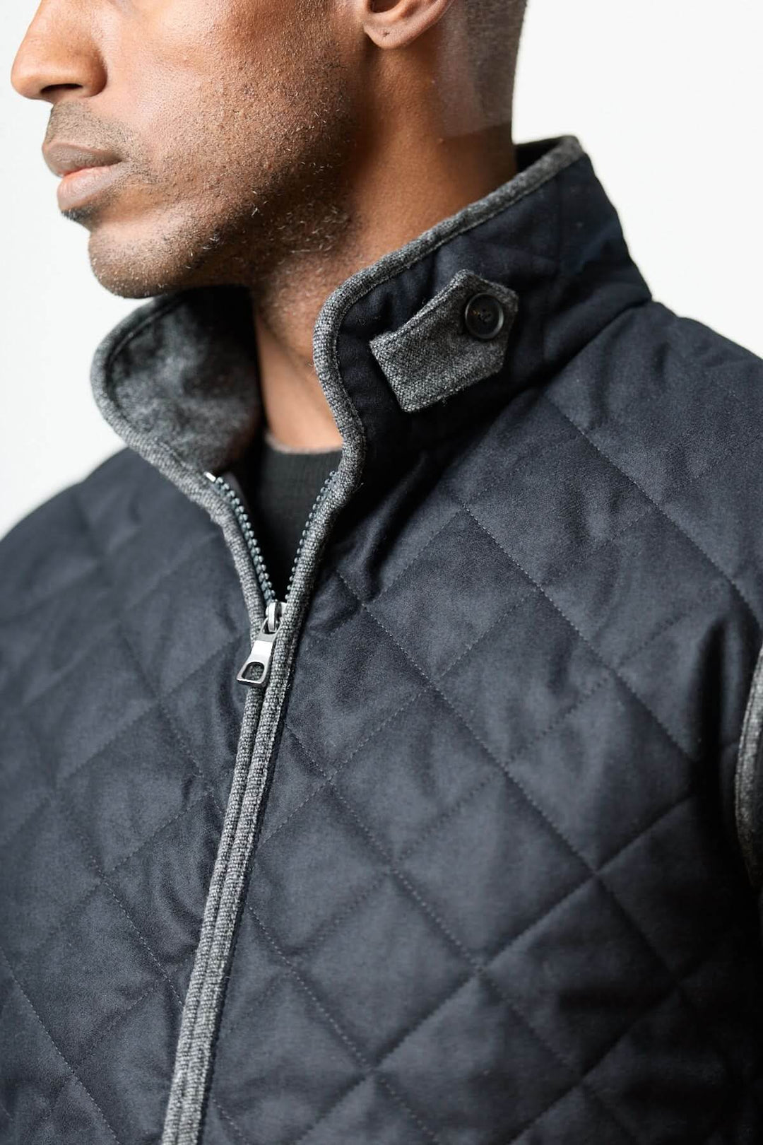 Veste sans manches matelassée en laine Vitale Barberis, élégante et moderne, montrée sur un modèle avec col montant et texture douce.
