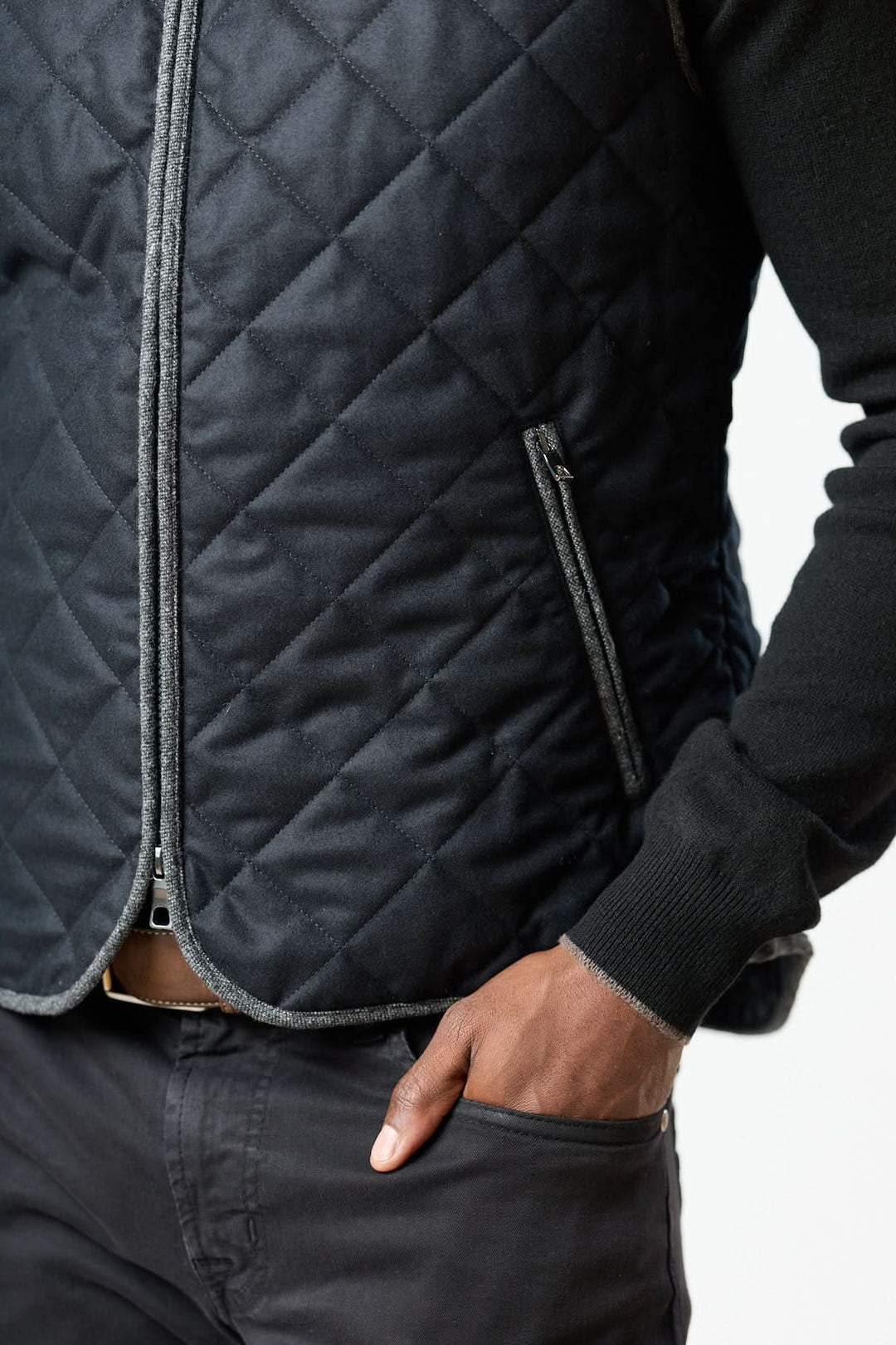 Veste sans manches matelassée en laine Vitale Barberis noir sur mannequin, mettant en valeur le design élégant et fonctionnel.