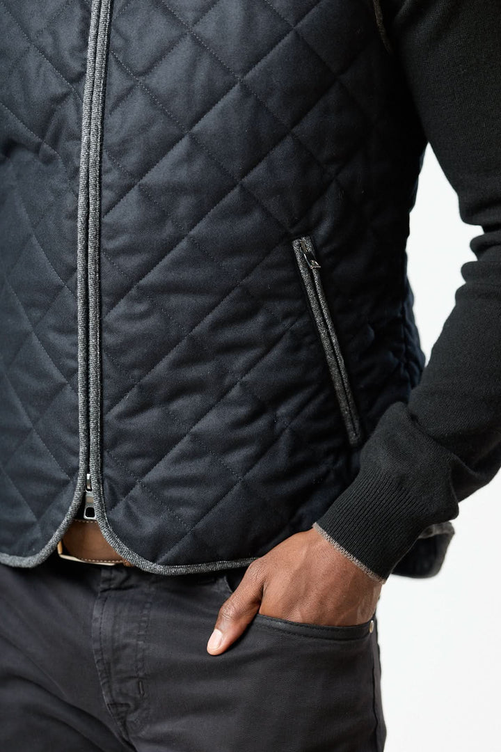Veste sans manches matelassée en laine Vitale Barberis noir sur mannequin, mettant en valeur le design élégant et fonctionnel.