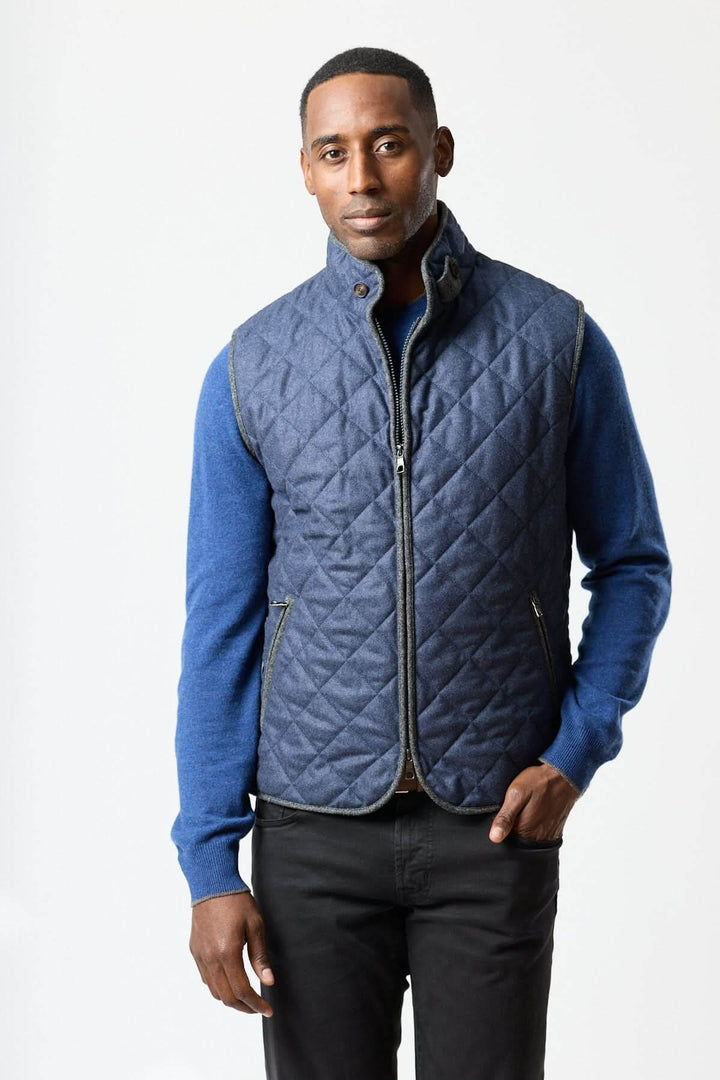 Veste sans manches matelassée en laine Vitale Barberis portée par un homme, élégante et moderne, idéale sur un chandail ou une chemise.