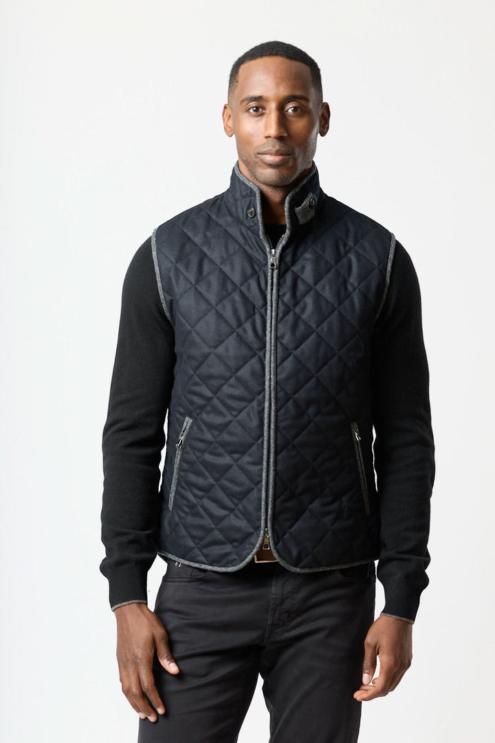 Homme portant une veste sans manches matelassée en laine Vitale Barberis, élégance italienne moderne et fonctionnelle.