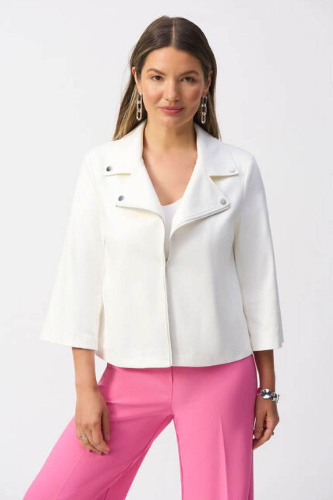 Veste souple blanche avec glissière métallique et poches, manches 3/4, style élégant et décontracté.