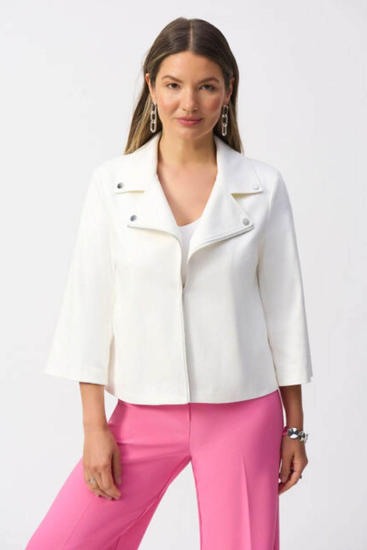 Veste souple blanche avec glissière métallique et poches, manches 3/4, style élégant et décontracté.
