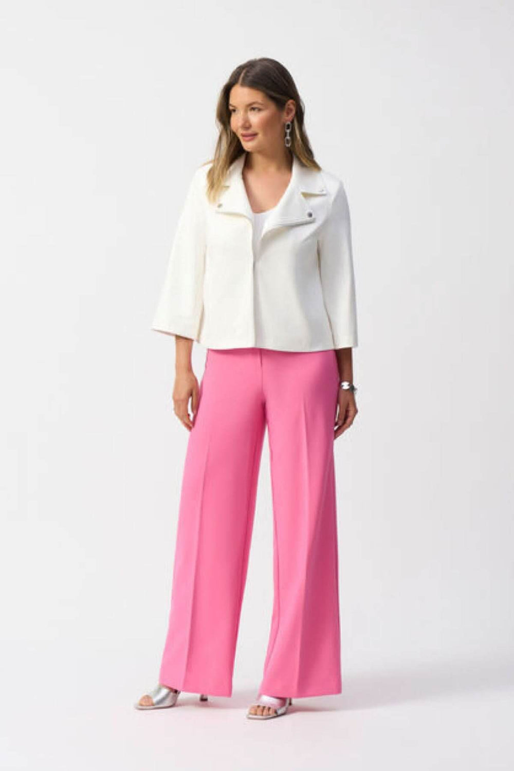Veste souple blanche avec revers et pantalon rose, look élégant et décontracté, modèle 5'9".