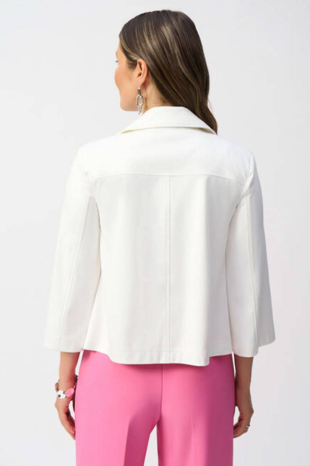 Veste souple blanche à manches 3/4, vue arrière, portée avec un pantalon rose.