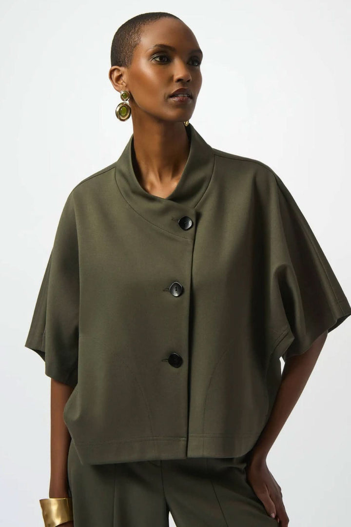 Veste style cape en vert olive, col drapé, boutons noirs, coupe ample et moderne, parfaite pour un look contemporain.
