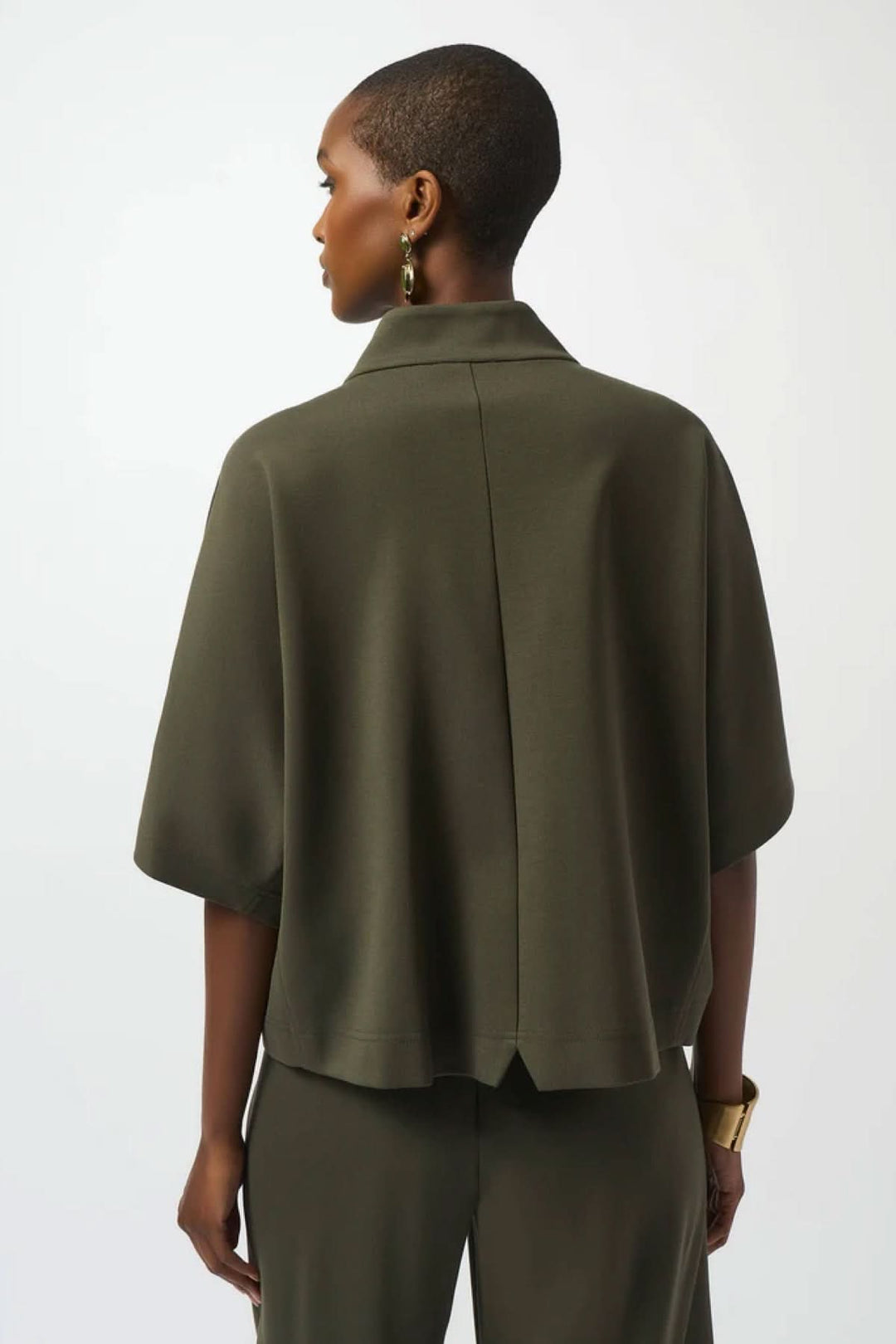 Veste style cape olive à manches courtes avec col drapé et coupe ample, vue arrière.