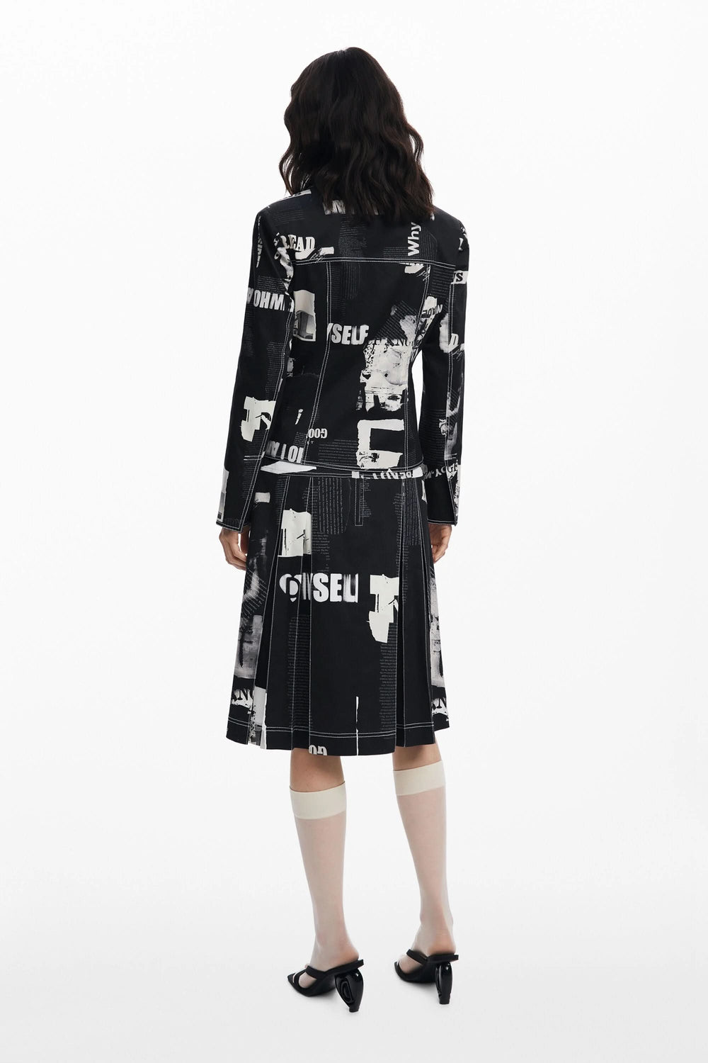 Veste style motard à imprimé typographique, vue de dos, montrant la coupe structurée. Idéale avec un jean large ou une robe fluide.