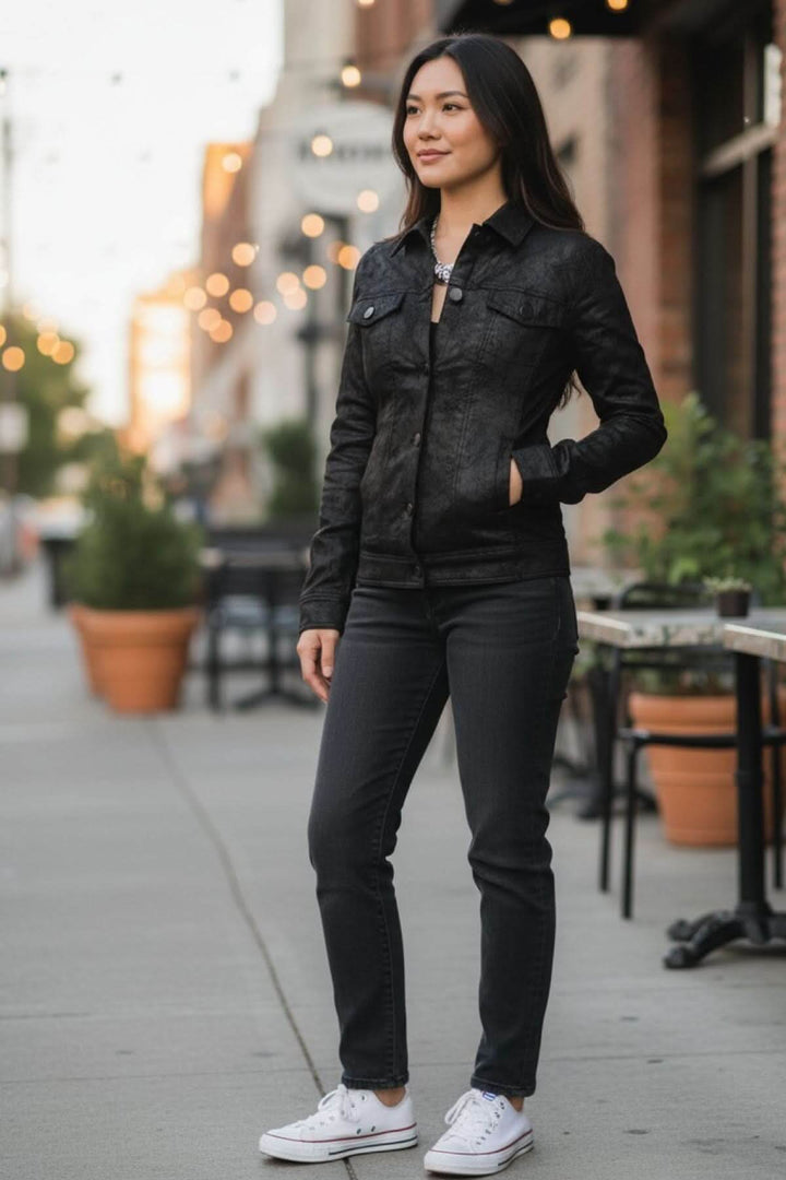 Veste suédé moderne avec coupe structurée, fin tissu extensible, portée par une femme dans un cadre citadin pour un style contemporain.