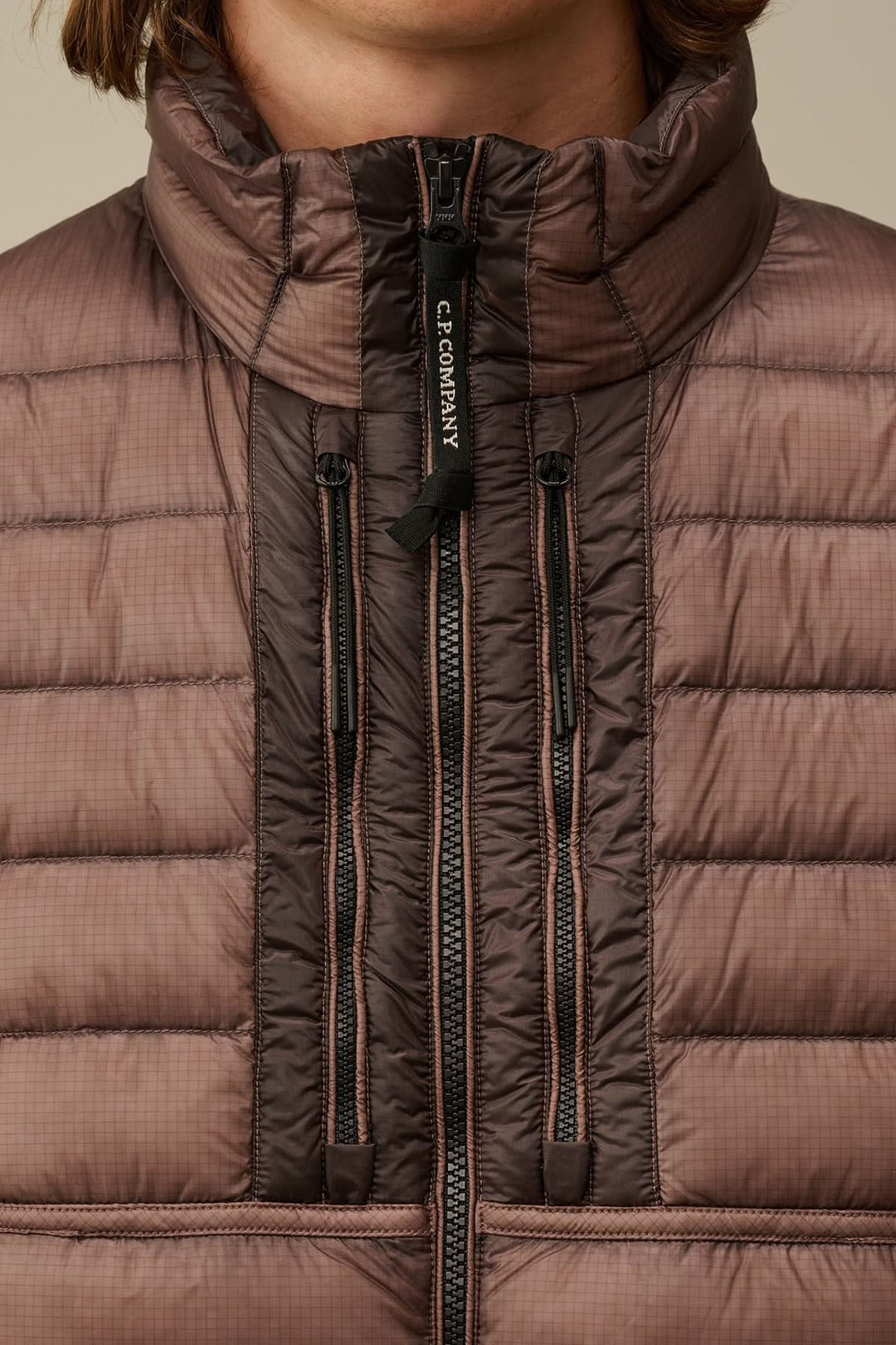 Haut de la doudoune D.D.Shell avec col zippé et poches latérales, en tissu micro ripstop opaque.