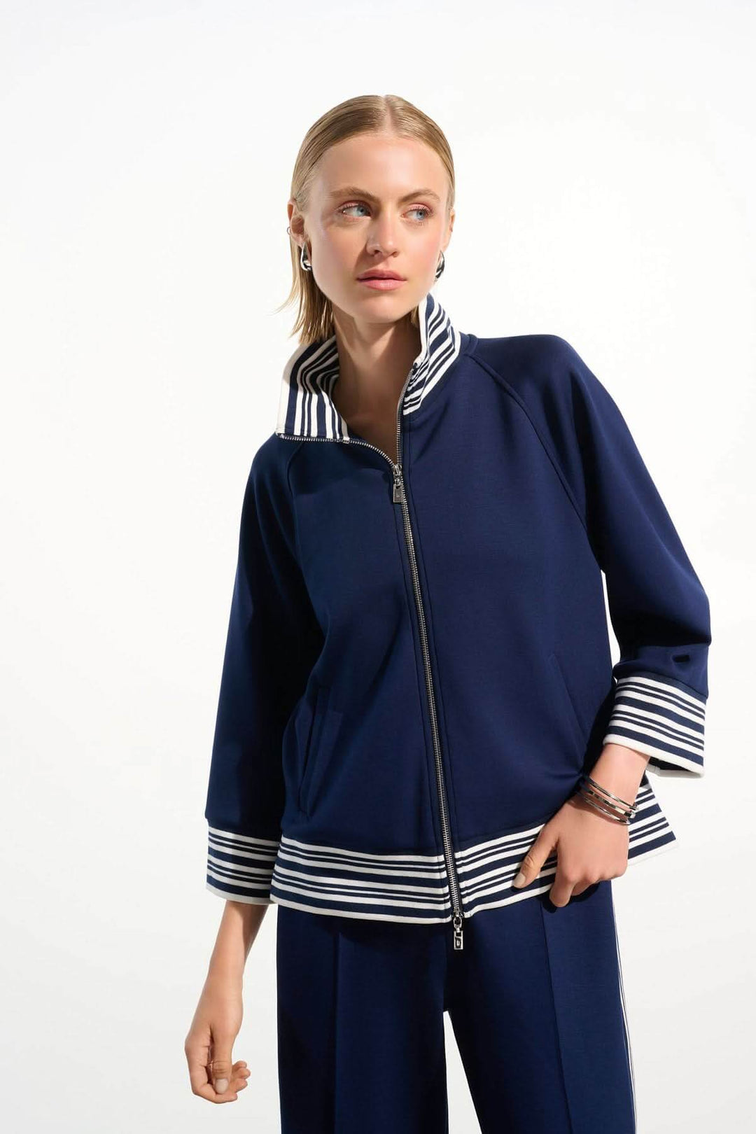 Veste zippée à rayures contrastantes avec manches trois-quarts et finitions rayées au col, poignets et ourlet, style décontracté chic.