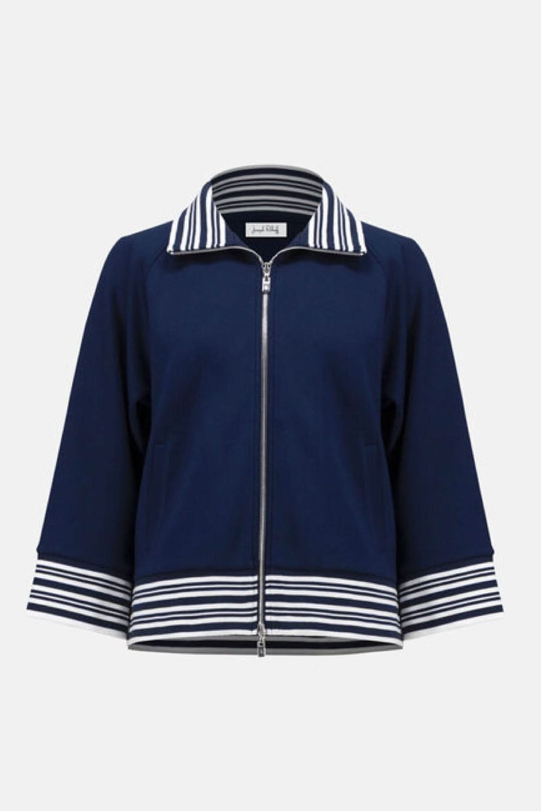 Veste zippée à rayures contrastantes en bleu marin avec finitions rayées au col, poignets et ourlet, manches trois-quarts.