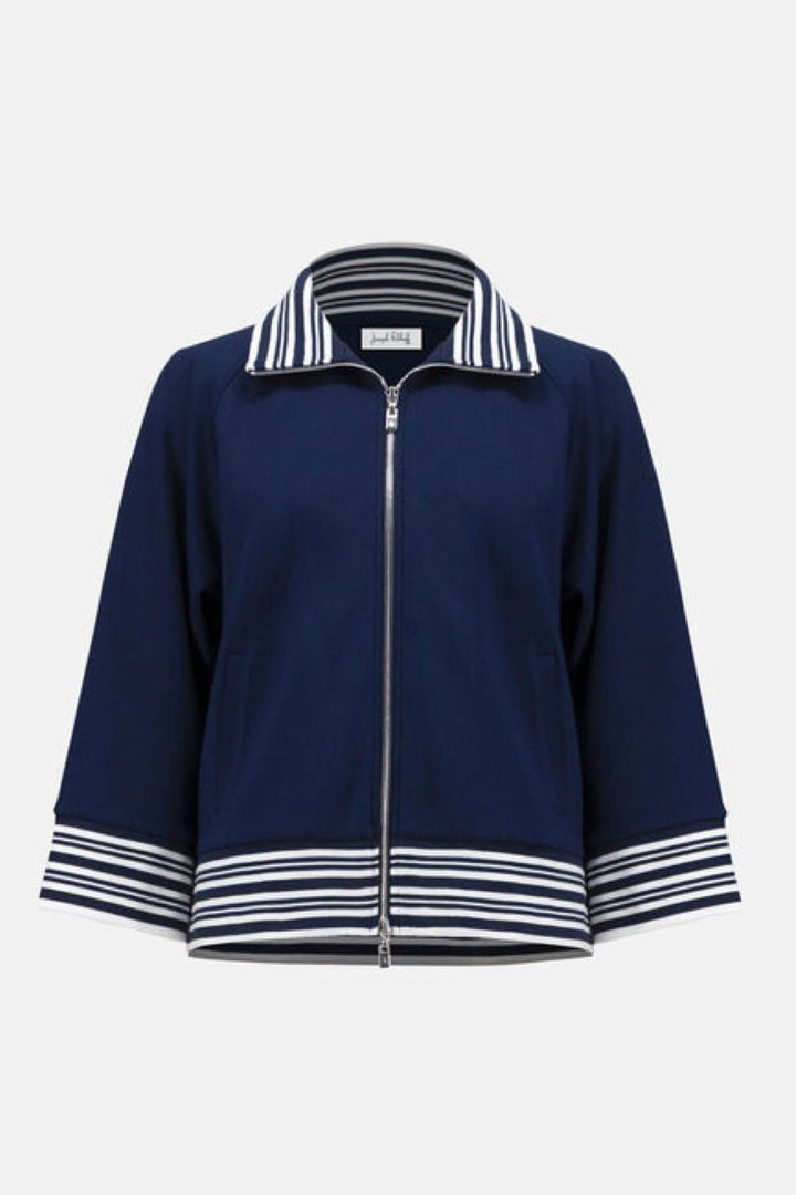 Veste zippée à rayures contrastantes en bleu marin avec finitions rayées au col, poignets et ourlet, manches trois-quarts.