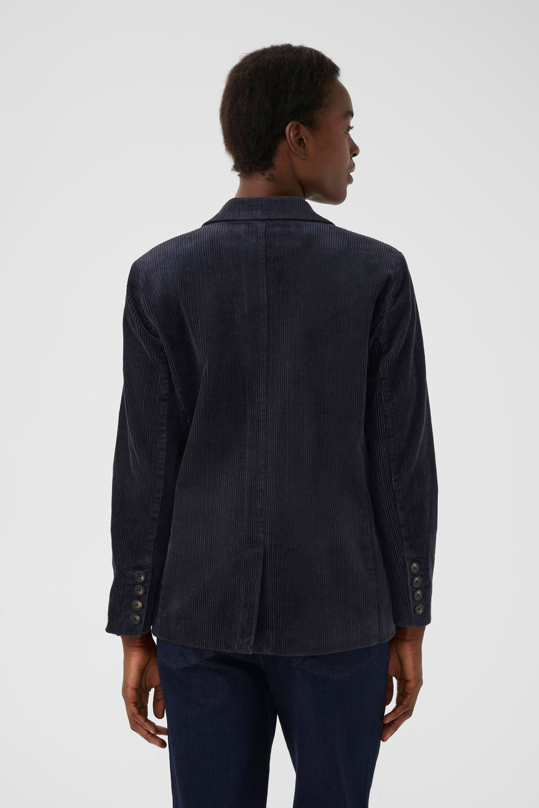 Veston Leni en velours côtelé, dos ajusté et élégant, parfait pour un look chic et confortable.
