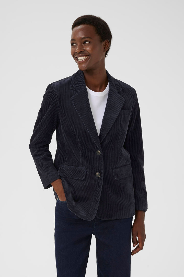 Veston Leni en velours côtelé ajusté, style chic décontracté, porté avec jean foncé.