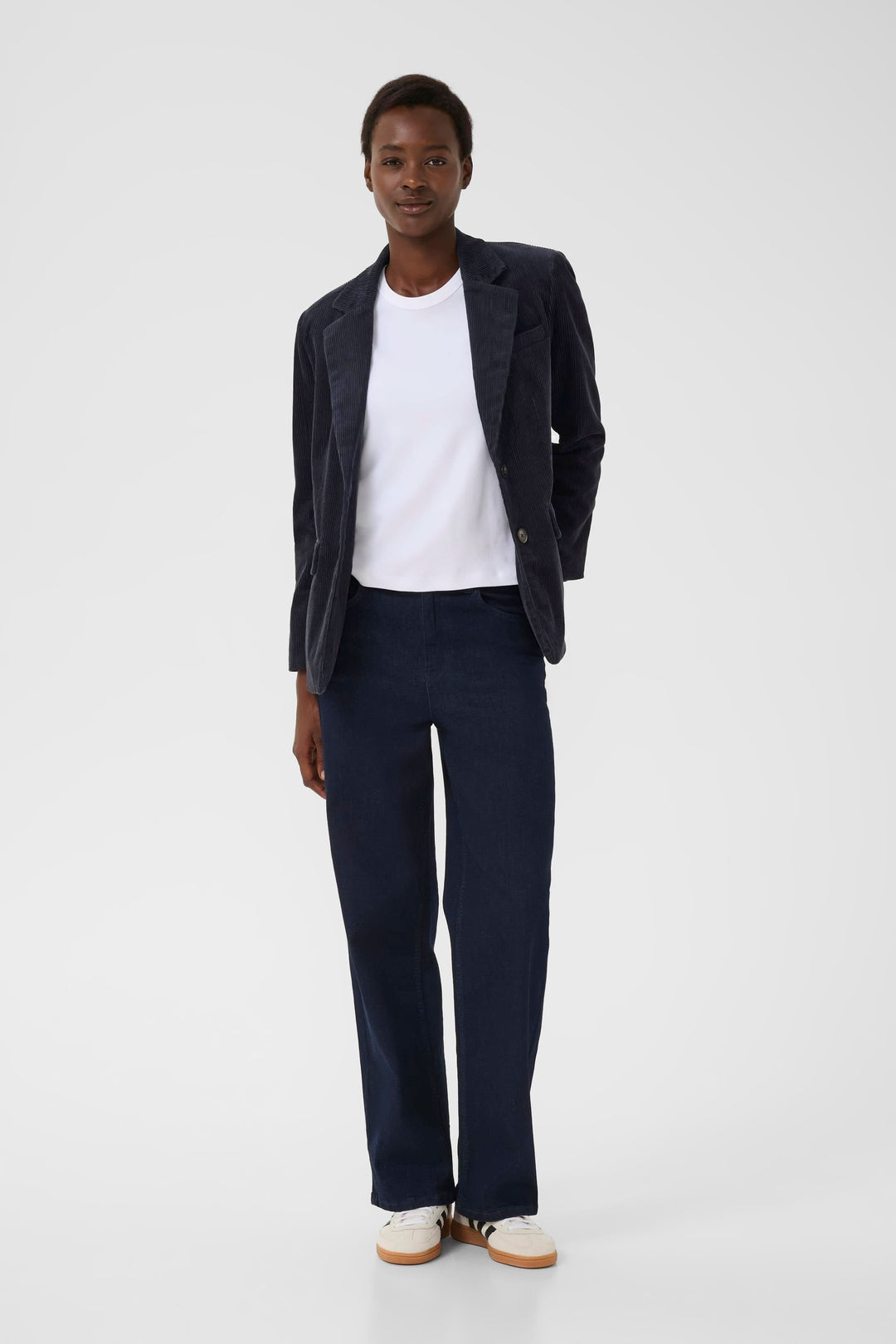 Homme portant le Veston Leni en velours côtelé avec un jean foncé, look chic décontracté et élégant.