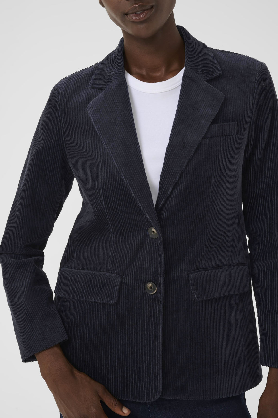 Veston Leni en velours côtelé bleu marine, coupe ajustée avec fermeture à deux boutons, parfait pour un style chic décontracté.