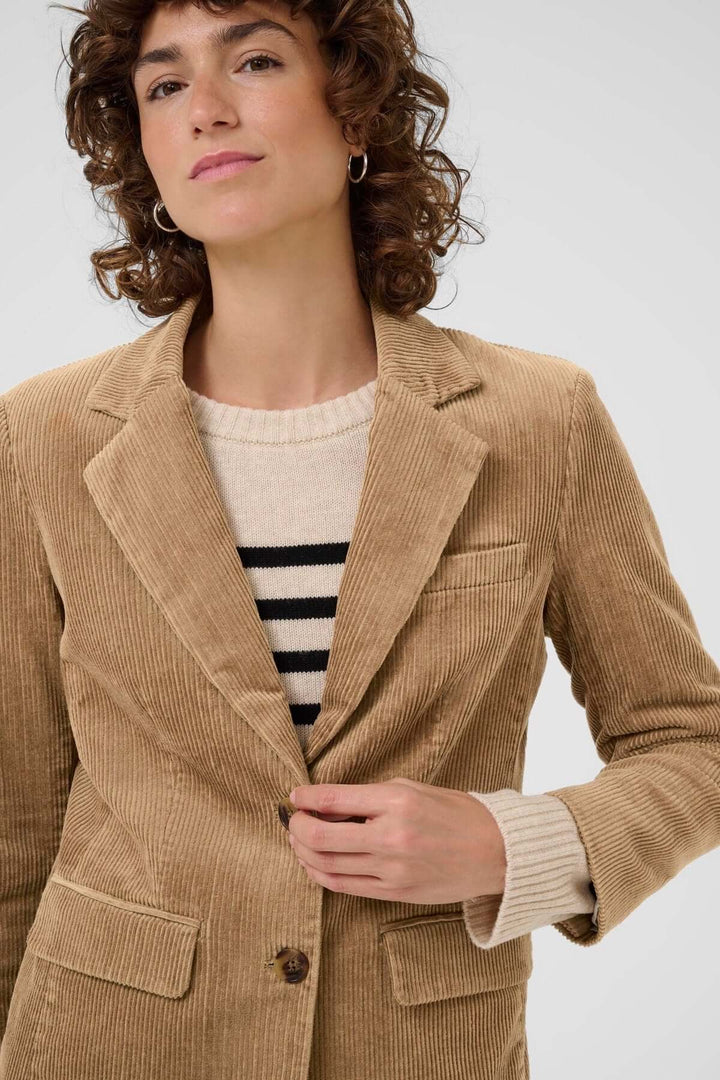 Veston Leni en velours côtelé pour une allure chic et raffinée, parfait avec un jean ou pantalon habillé. Style rétro élégant.