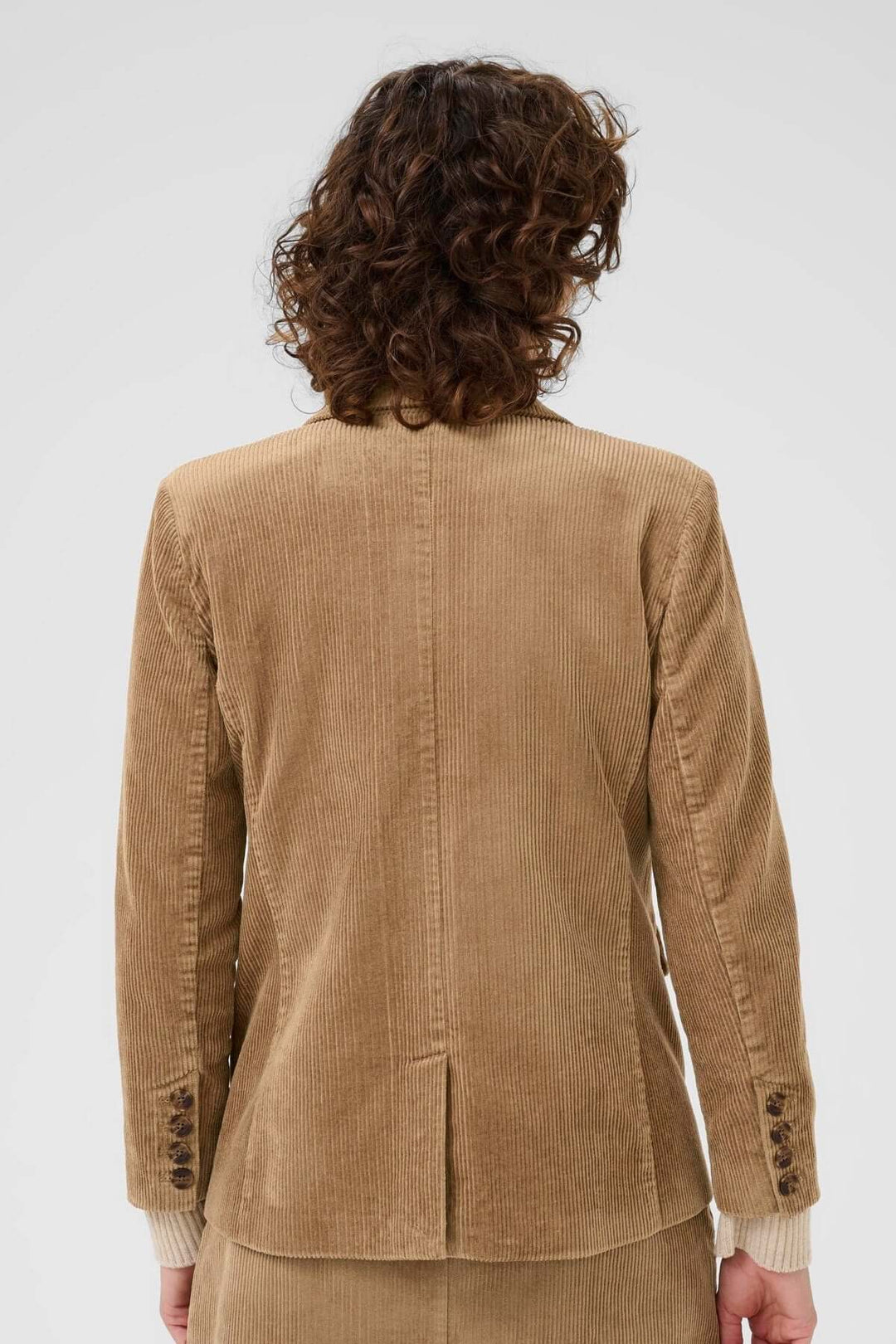 Veston Leni en velours côtelé, coupe ajustée vue de dos, idéal pour un look chic décontracté ou sophistiqué.