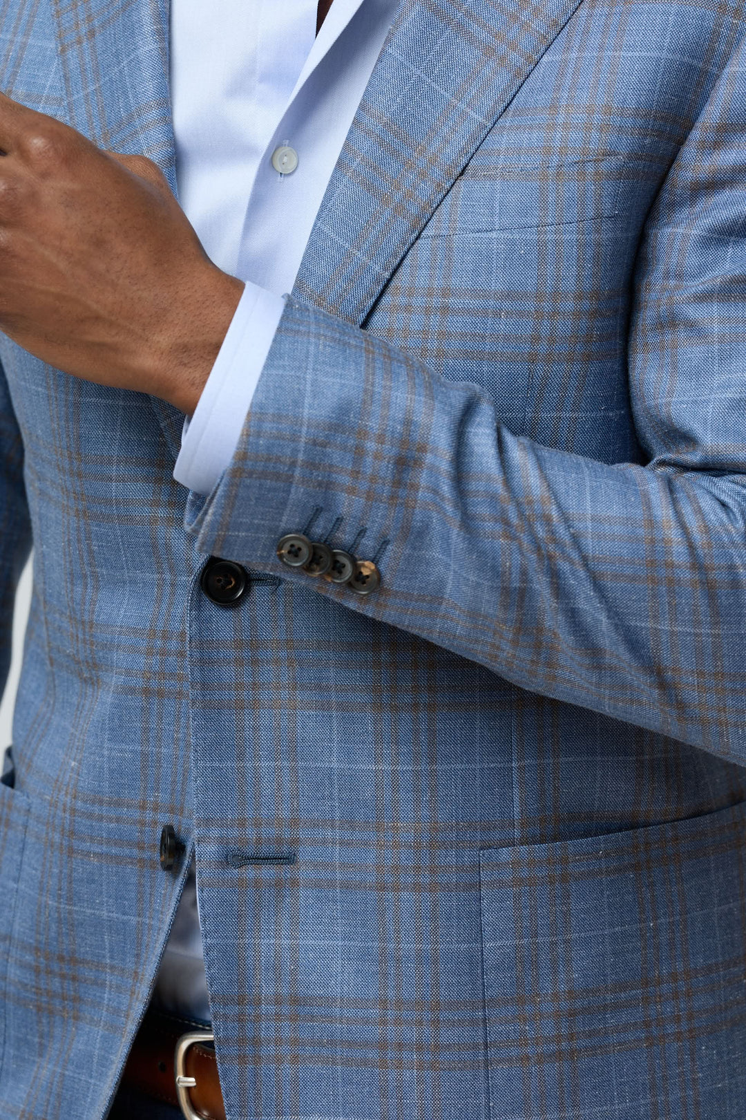 Veston à carreaux en laine, soie et lin avec coupe ajustée, élégance moderne et motif subtil parfait pour style chic décontracté.