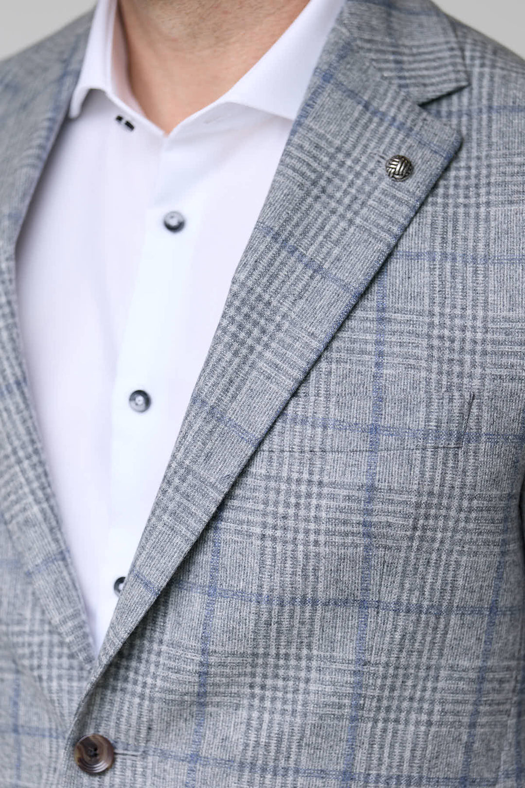 Veston à carreaux moderne en tissu texturé, élégant et ajusté, idéal pour une tenue sophistiquée avec un pantalon habillé.