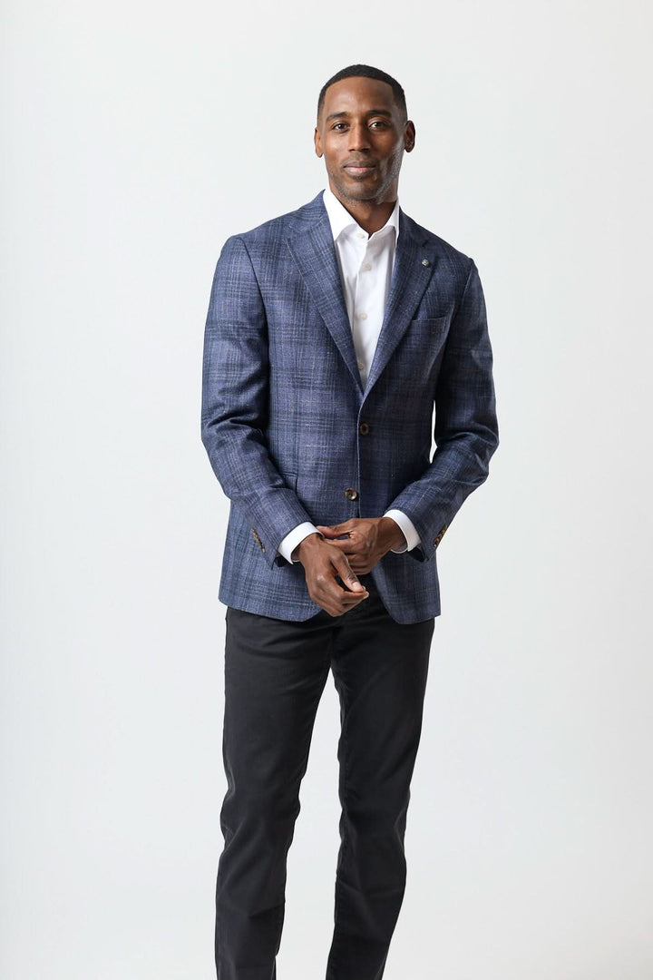 Veston à carreaux texturé deux boutons porté avec chemise blanche, style urbain élégant.